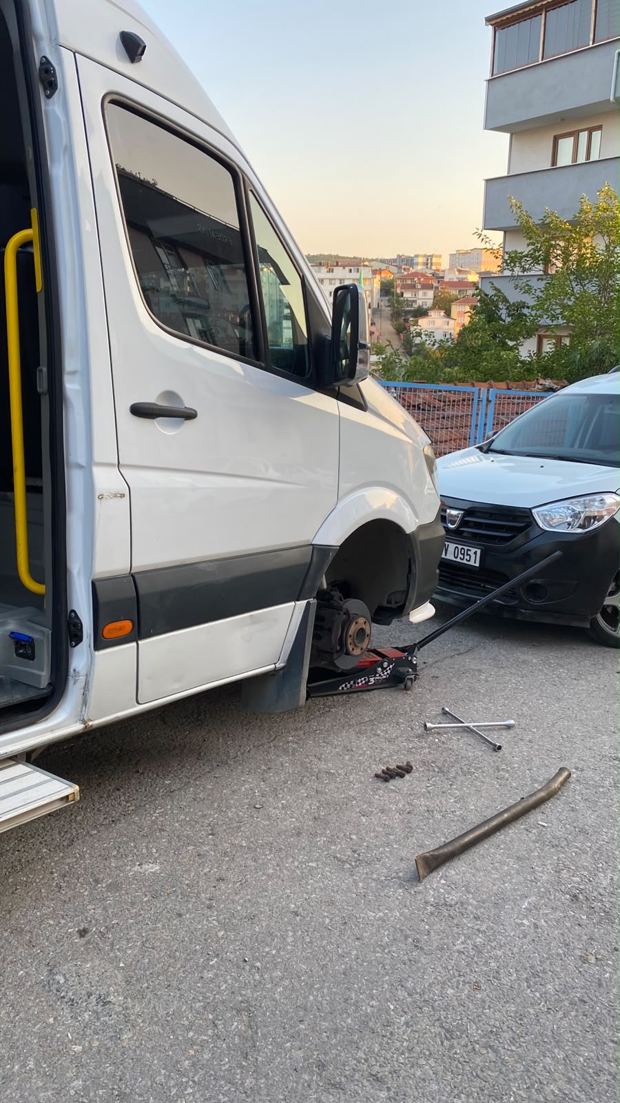 Yol kenarında lastik değişimi ekipmanları